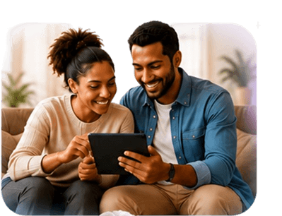 Casal sorrindo olhando para o tablet