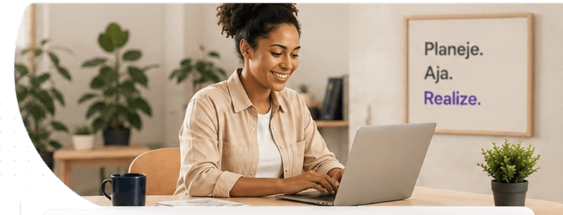 Mulher negra sentada mexendo no seu computador. Ela está em um ambiente fechado e, atrás, tem um quadro com as frases 'Planeje. Aja. Realize'.